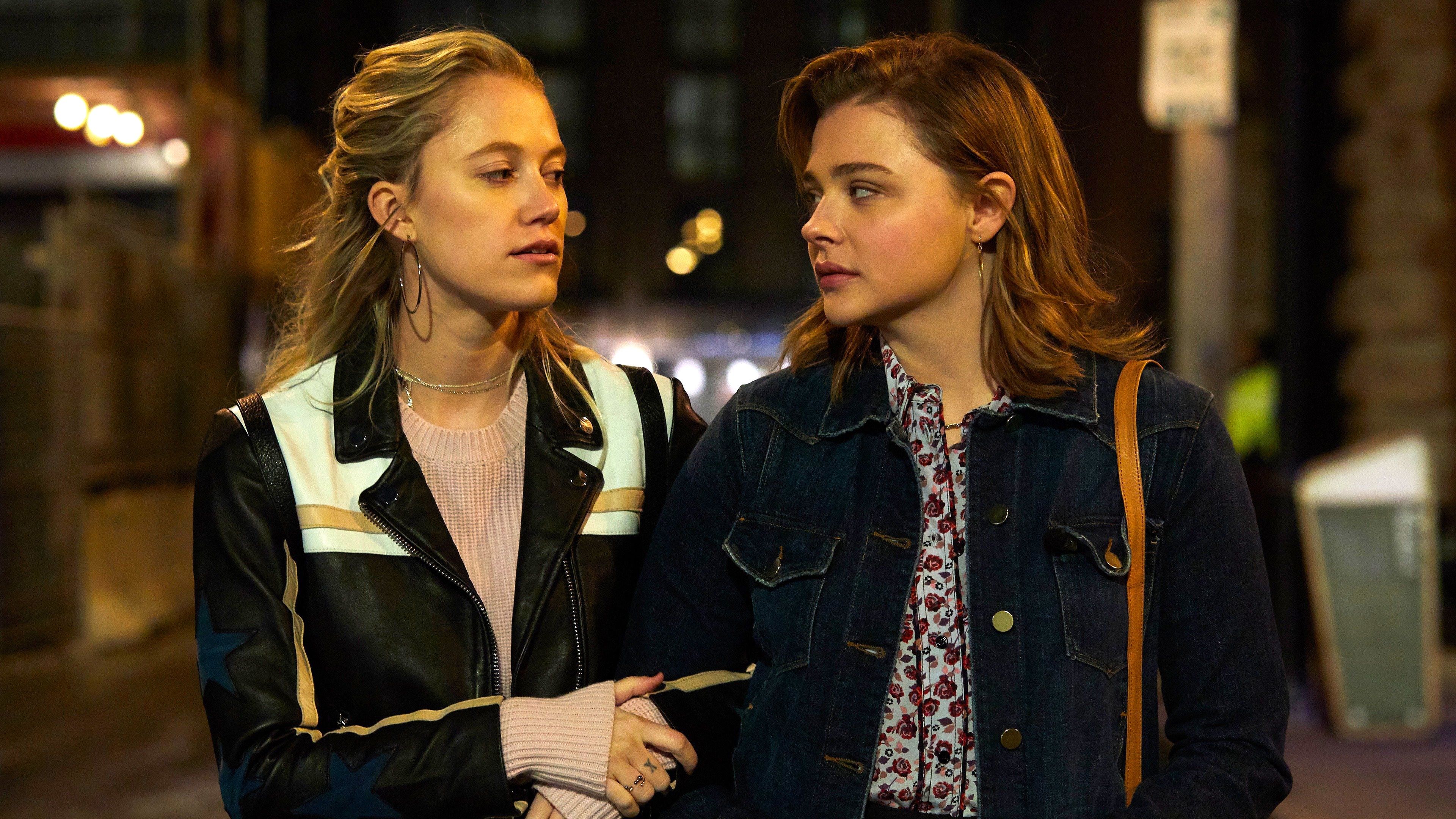 В обіймах брехні